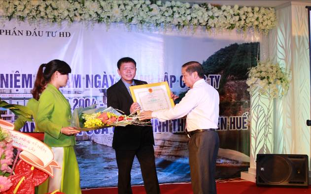 Ông. Phan Ngọc Thọ trao bằng khen cho Công ty về “Thành tích phát triển nguồn điện”