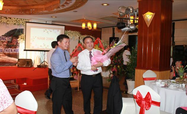 Tổng Giám đốc tặng hoa chúc mừng Chủ tịch HĐQT